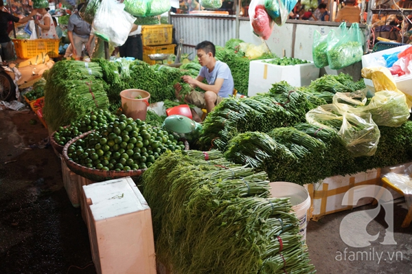 Chợ Long Biên sắp đóng cửa, hàng ngàn người lo lắng.